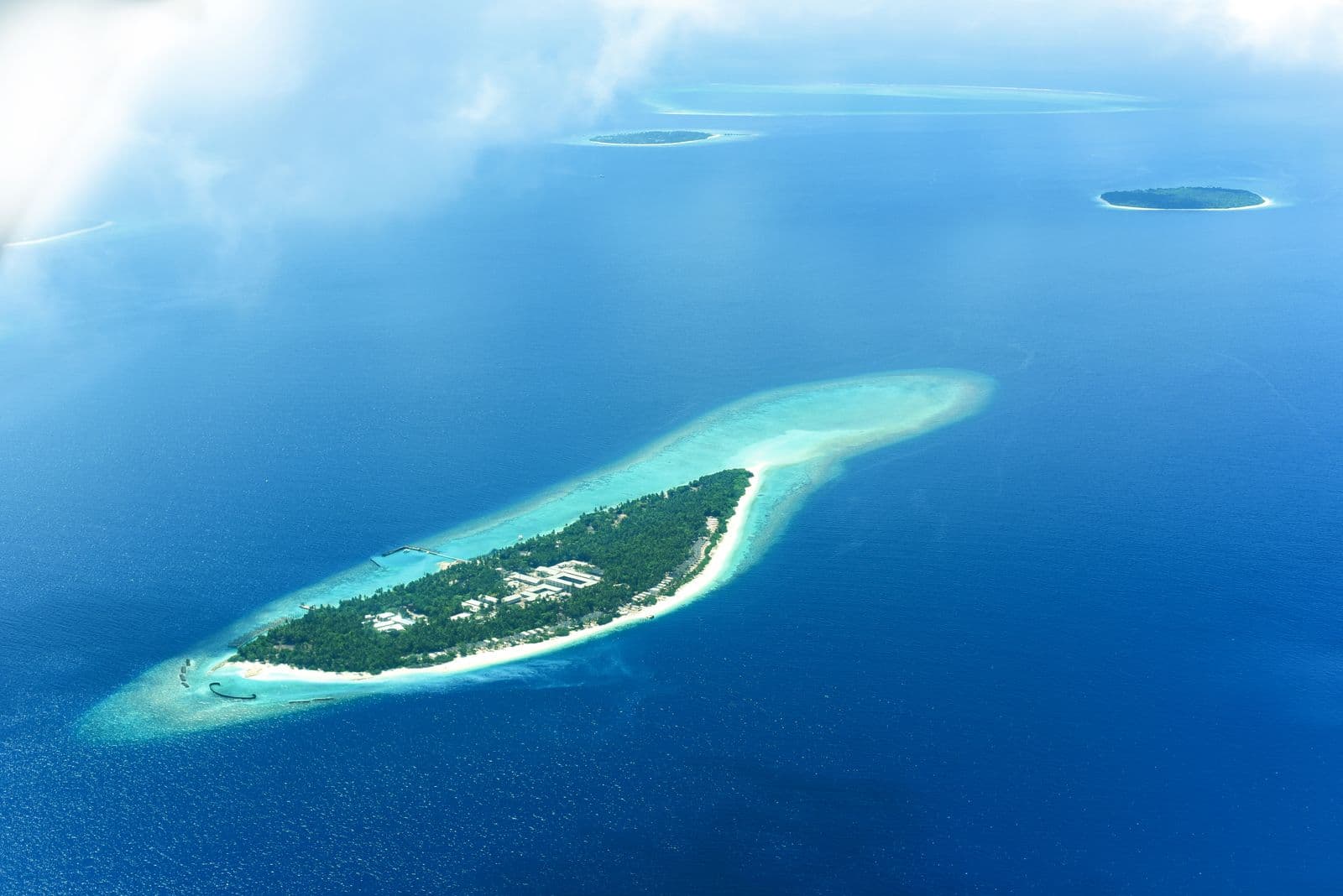 Vue aérienne d'un lagon turquoise
